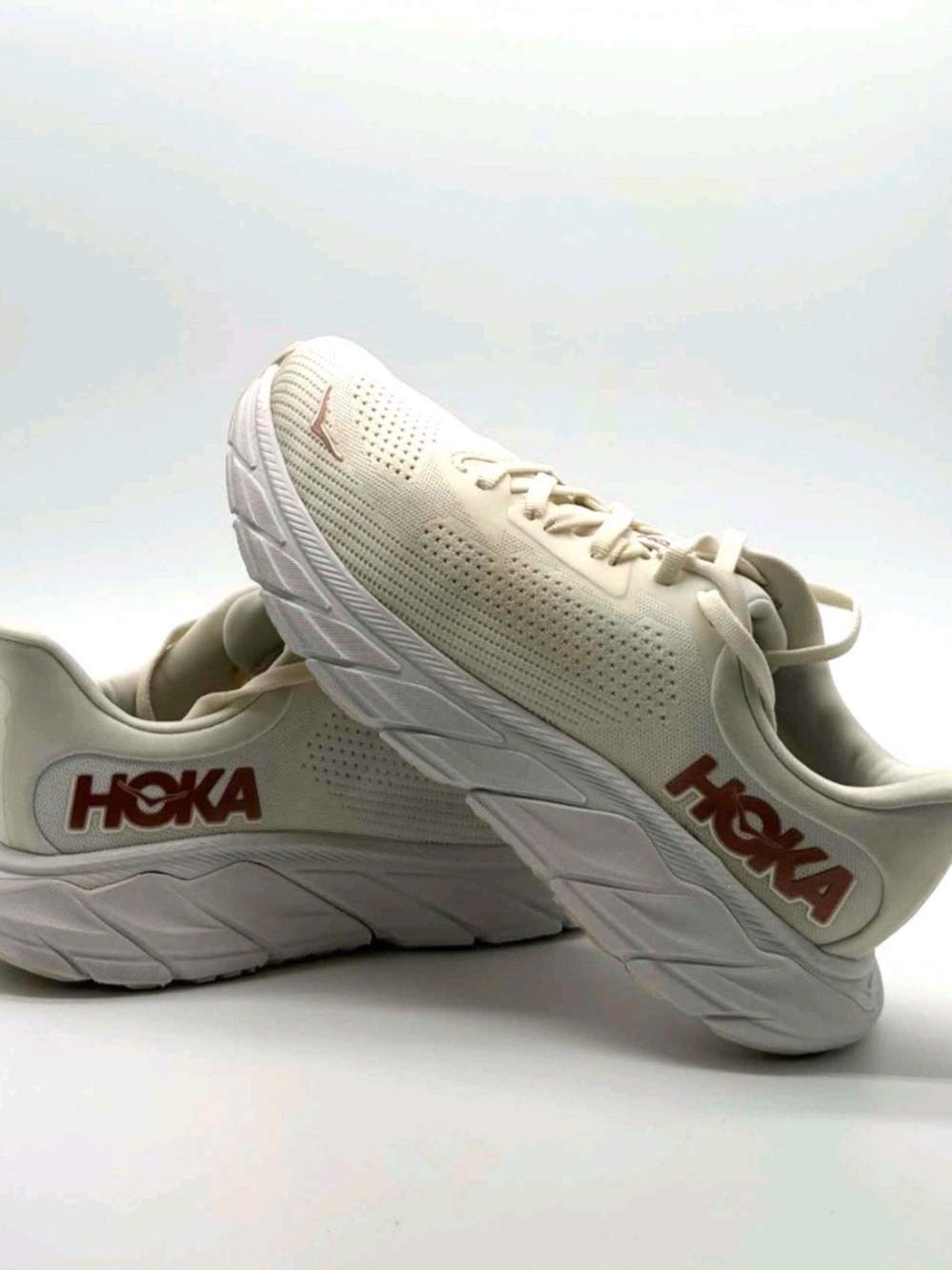 HOKA One One Arahi 7 Women's Cream Running Sneakers. Size 9